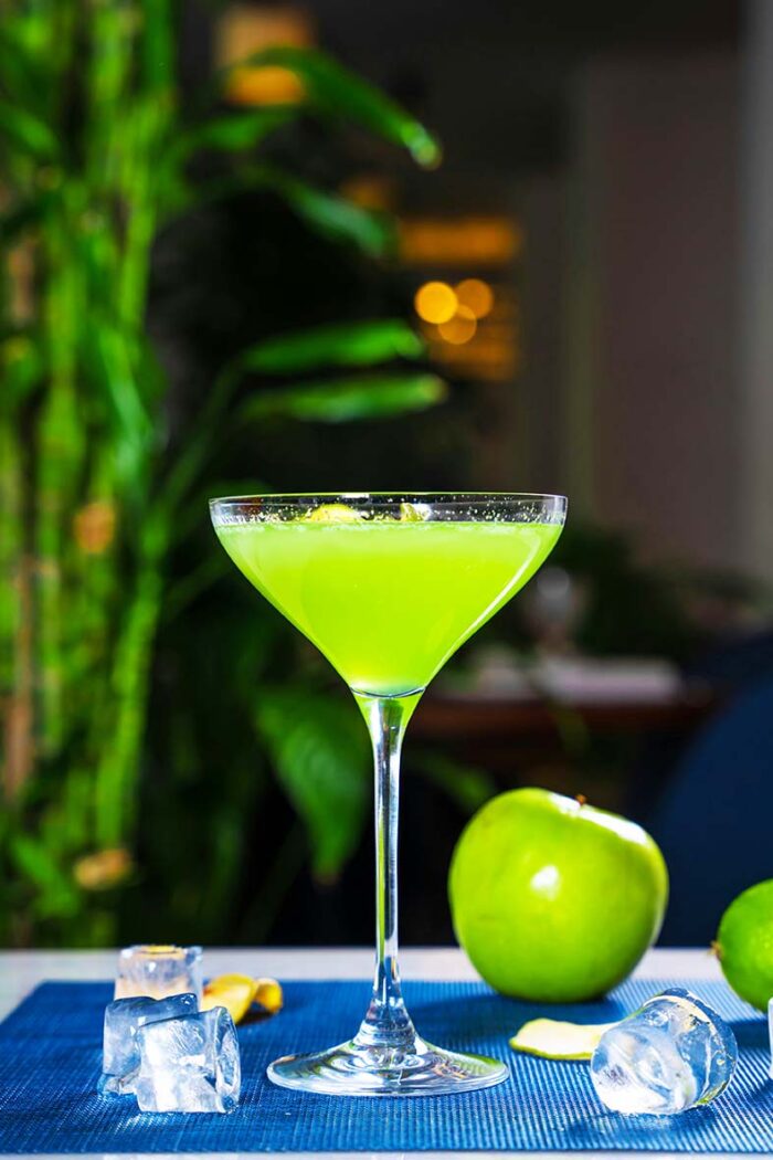 Crisp and Zesty Green Apple Martini: A Refreshing Twist on a Classic